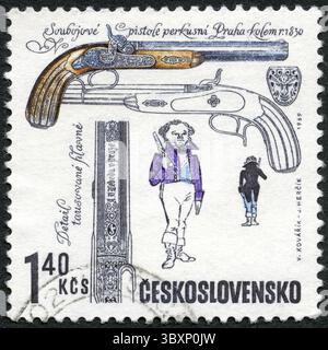 TSCHECHOSLOWAKEI - UM 1969: Ein in der Tschechoslowakei gedruckter Stempel zeigt Duellpistolen aus der Werkstatt Lebeda, Prag, 1835, Serie historische Feuerwaffen Stockfoto