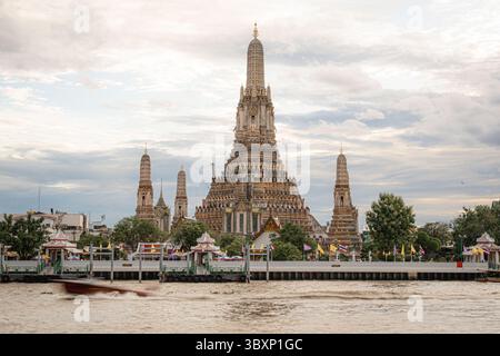 Die zentrale Pagode (Phra Prang) von Wat Arun, auch bekannt als Tempel der Dämmerung, steht hoch am Westufer des Chao Phraya Flusses in Bangkok. Der Tempel ist ein gefeiertes Symbol des thailändischen Erbes und der Architektur. Thailands berühmter Wat Arun, oder Tempel der Dämmerung, wurde in die Liste der UNESCO-Weltkulturerbestätten aufgenommen. Die zentrale Pagode mit Blick auf den Fluss Chao Phraya in Bangkok wird für ihre kulturelle, historische und architektonische Bedeutung gefeiert. Das Ministerium für Kultur und Kunst wird nun mit dem formellen Nominierungsprozess beginnen, um die volle Anerkennung durch die UNESCO zu sichern. Stockfoto