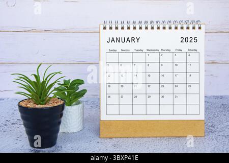 Januar 2025 Kalender mit weißem hölzernem Hintergrund. Neues Monatskonzept und Kalenderkonzept Stockfoto