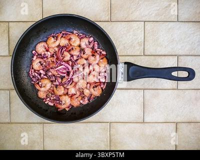 Frittierte Meeresfrüchte in der Pfanne, Blick von oben, Caorle, Italien Stockfoto