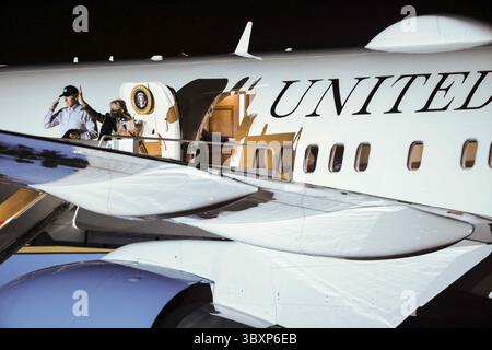 23. November 2021, Camp Springs, Maryland, USA: US-Präsident Joe Biden und First Lady Dr. Jill Biden wackeln und gehen an Bord der Air Force One auf der Joint Base Andrews, Maryland, USA. 2021. die USA werden in Zusammenarbeit mit China, Japan, Indien, Südkorea und Großbritannien 50 Millionen Barrel Rohöl aus ihren strategischen Reserven freisetzen. dies ist ein beispielloser, koordinierter Versuch der weltweit größten Ölverbraucher, die Preise zu zähmen, die eine Gegenreaktion von OPEC+ riskieren (Credit Image: © Oliver Contreras/CNP via ZUMA Press Wire). Stockfoto