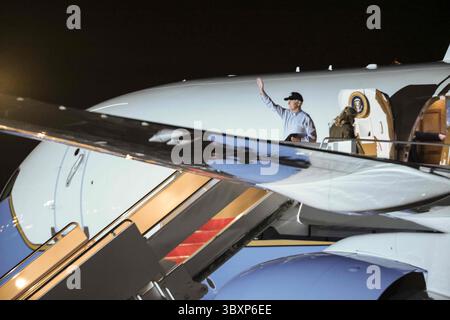 23. November 2021, Camp Springs, Maryland, USA: US-Präsident Joe Biden und First Lady Dr. Jill Biden wackeln und gehen an Bord der Air Force One auf der Joint Base Andrews, Maryland, USA. 2021. die USA werden in Zusammenarbeit mit China, Japan, Indien, Südkorea und Großbritannien 50 Millionen Barrel Rohöl aus ihren strategischen Reserven freisetzen. dies ist ein beispielloser, koordinierter Versuch der weltweit größten Ölverbraucher, die Preise zu zähmen, die eine Gegenreaktion von OPEC+ riskieren (Credit Image: © Oliver Contreras/CNP via ZUMA Press Wire). Stockfoto