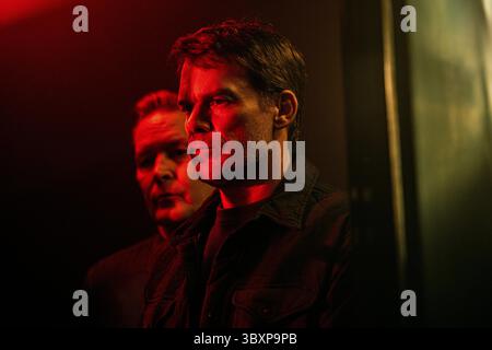 Dexter: Resurrection (2025) von Clyde Phillips mit James Remar als Harry Morgan und Michael C. Hall als Dexter Morgan in Dexter. Eine Fortsetzung der Geschichte des forensischen Analysten und Selbstjustizianten-Serienmörders Dexter Morgan, als er einem neuen Kapitel in seinem Leben gegenübersteht. Werbefoto aus Staffel 1, Episode 2 „Camera Shy“ NUR FÜR REDAKTIONELLE ZWECKE. Kredit: BFA / Zach Dilgard / Paramount+ Stockfoto