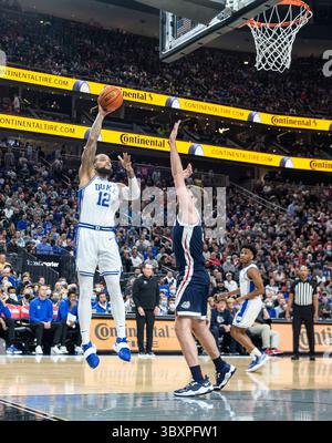 26. November 2021 Las Vegas, NV U.S.A. Duke Forward Theo John (12) trifft während des NCAA Men's Basketball Continental Tire Challenge Spiel zwischen Duke Blue Devils und den Gonzaga Bulldogs. Duke gewann 84-81 in der T Mobile Arena Las Vegas, NV. Thurman James/CSM(Credit Image: &Copy; Thurman James/CSM via ZUMA Wire) Stockfoto