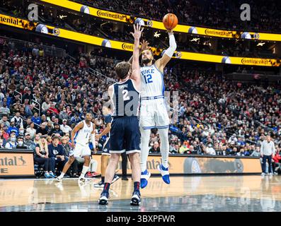 26. November 2021 Las Vegas, NV U.S.A. Duke Forward Theo John (12) trifft während des NCAA Men's Basketball Continental Tire Challenge Spiel zwischen Duke Blue Devils und den Gonzaga Bulldogs. Duke gewann 84-81 in der T Mobile Arena Las Vegas, NV. Thurman James/CSM(Credit Image: &Copy; Thurman James/CSM via ZUMA Wire) Stockfoto