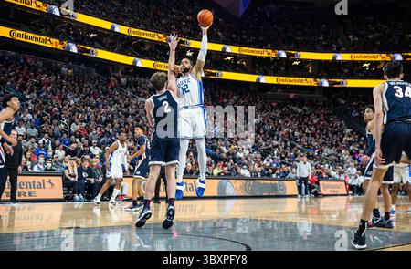 26. November 2021 Las Vegas, NV U.S.A. Duke Forward Theo John (12) trifft während des NCAA Men's Basketball Continental Tire Challenge Spiel zwischen Duke Blue Devils und den Gonzaga Bulldogs. Duke gewann 84-81 in der T Mobile Arena Las Vegas, NV. Thurman James/CSM(Credit Image: &Copy; Thurman James/CSM via ZUMA Wire) Stockfoto