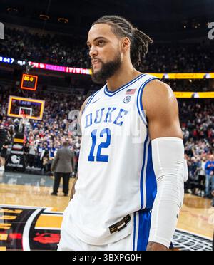 26. November 2021 Las Vegas, NV U.S.A. Duke Forward Theo John (12), der nach dem Spiel der NCAA Men's Basketball Continental Tire Challenge zwischen Duke Blue Devils und den Gonzaga Bulldogs vor dem Spielfeld stand. Duke gewann 84-81 in der T Mobile Arena Las Vegas, NV. Thurman James/CSM(Credit Image: &Copy; Thurman James/CSM via ZUMA Wire) Stockfoto