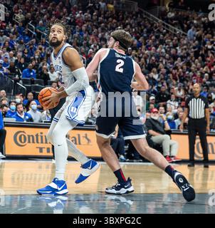 26. November 2021 Las Vegas, NV U.S.A. Duke Forward Theo John (12) kämpft um die Position beim NCAA Men's Basketball Continental Tire Challenge Spiel zwischen Duke Blue Devils und den Gonzaga Bulldogs. Duke gewann 84-81 in der T Mobile Arena Las Vegas, NV. Thurman James/CSM(Credit Image: &Copy; Thurman James/CSM via ZUMA Wire) Stockfoto