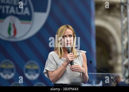 September 2021, Mailand, Lombardei, Italien: 25. September, 2021, Mailand, Italien: GIORGIA MELONI, Anführerin der rechtsextremen Partei der Brüder Italiens, spricht während einer Kundgebung in Mailand. (Bild: © Ervin Shulku/ZUMA Wire) Stockfoto