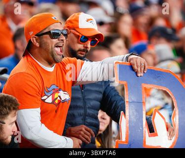 28. November 2021: Ein Denver Broncos Fan bejubelt sein Team in der zweiten Hälfte des Fußballspiels zwischen den Denver Broncos und Los Angeles Chargers auf dem Empower Field Field Field in Denver, CO. Derek Regensburger/CSM.(Kreditbild: &Copy; Derek Regensburger/CSM via ZUMA Wire) Stockfoto