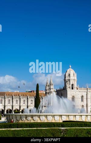 Fonte Luminosa de Belem vor dem Kloster Jeronimos, Empire Square, Belem District, Lissabon, Portugal. Stockfoto