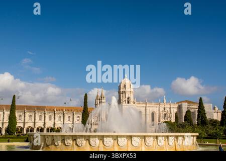 Fonte Luminosa de Belem vor dem Kloster Jeronimos, Empire Square, Belem District, Lissabon, Portugal. Stockfoto