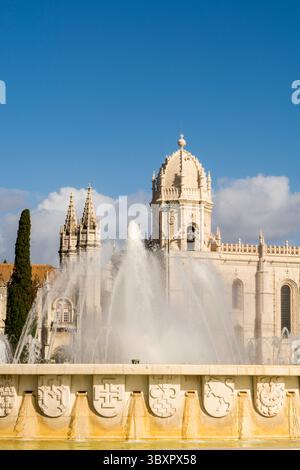 Fonte Luminosa de Belem vor dem Kloster Jeronimos, Empire Square, Belem District, Lissabon, Portugal. Stockfoto