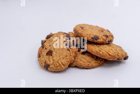 Zwei rosafarbene, herzförmige Haftnotizen mit handgezeichneten fröhlichen Gesichtern und der spanische Text „Sonríe, Merece la Pena“ (Smile, it's worth it) ermutigen die Haltung Stockfoto