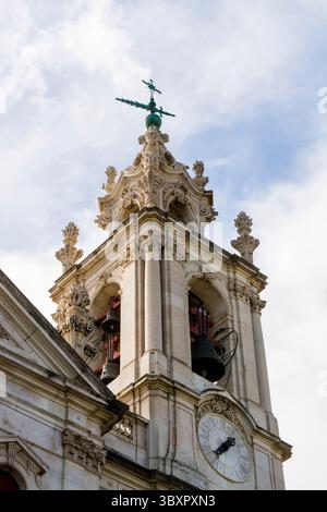 Glockentürme der Basilika Estrela oder Königliche Basilika und Kloster des heiligsten Herzens Jesu, Lissabon, Portugal. Stockfoto