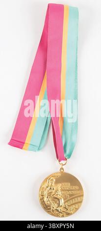 Boston, Massachusetts, USA. Juli 2025. Greg Louganis's Los Angeles Olympic Gold Medal 1984 (3-Meter-Sprungbrett): Verkauft für 199.301$. Das langersehnte Gold, das Louganis Dominanz festigte, wurde auf dem Höhepunkt seiner Karriere vor einer heimischen Menschenmenge während der historischen Spiele in Los Angeles verdient. Olympia-Medaillen der Tauchlegende Greg Louganis - zwei Goldene und eine Silber - erzielten 430.865 $ in der RR Auction im Sommer 2025 Olympischen Erinnerungsstücke, angeführt von seiner Karriere, die Gold bei den Spielen in Seoul 1988 erzielte, die 201 314 $ einbrachte. Louganis gilt weithin als der größte Taucher in der Geschichte der Olympischen Spiele und gewann den Sieg Stockfoto