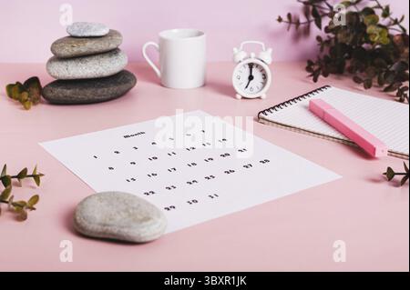 Lebensmittel, Monatskalender und leeres Planungsnotizbuch auf dem Desktop Stockfoto