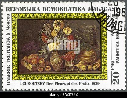 MADAGASSISCHE REPUBLIK - UM 1986: Eine in Madagaskar gedruckte Marke zeigt Stillleben mit Blumen und Früchten, 1839, von I. Chrutsky, Serienmalerei Stockfoto