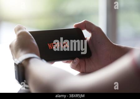 CHIANG Mai, THAILAND, 17. November 2019: Frau Hand hält Smartphone mit Netflix-Logo auf Apple iPhone Xs. Netflix ist ein globaler Anbieter von Streaming Mov Stockfoto
