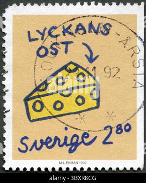 SCHWEDEN - UM 1992: Eine in Schweden gedruckte Marke zeigt Käse, Serie Grußmarken, um 1992 Stockfoto
