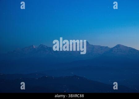31. März 2013, Bandipur, Provinz Gandaki, Nepal: Der Mansiri-Himal unter den Sternen in der Abenddämmerung von Bandipur aus gesehen. (Kreditbild: © Jon G. Fuller/VW Pics via ZUMA Press Wire) Stockfoto