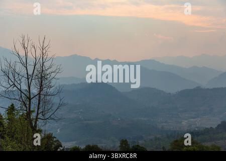 31. März 2013, Bandipur, Provinz Gandaki, Nepal: Ein Blick auf die Ausläufer des Himalaya bei Sonnenuntergang vom Newari-Dorf Bandipur, Nepal. (Kreditbild: © Jon G. Fuller/VW Pics via ZUMA Press Wire) Stockfoto