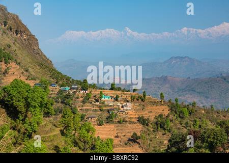 31. März 2013, Bandipur, Provinz Gandaki, Nepal: Terrassierte Hügel in der Nähe von Bandipur, Nepal, mit der schneebedeckten Annapurna Range des Himalaya. (Kreditbild: © Jon G. Fuller/VW Pics via ZUMA Press Wire) Stockfoto