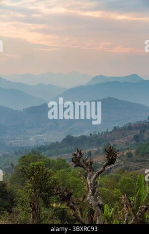 31. März 2013, Bandipur, Provinz Gandaki, Nepal: Ein Blick auf die Ausläufer des Himalaya bei Sonnenuntergang vom Newari-Dorf Bandipur, Nepal. (Kreditbild: © Jon G. Fuller/VW Pics via ZUMA Press Wire) Stockfoto