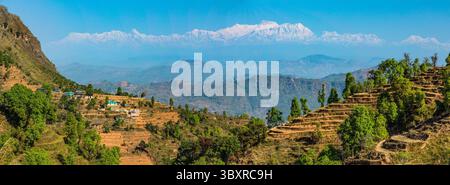 31. März 2013, Bandipur, Provinz Gandaki, Nepal: Terrassierte Hügel in der Nähe von Bandipur, Nepal, mit der schneebedeckten Annapurna Range des Himalaya. (Kreditbild: © Jon G. Fuller/VW Pics via ZUMA Press Wire) Stockfoto