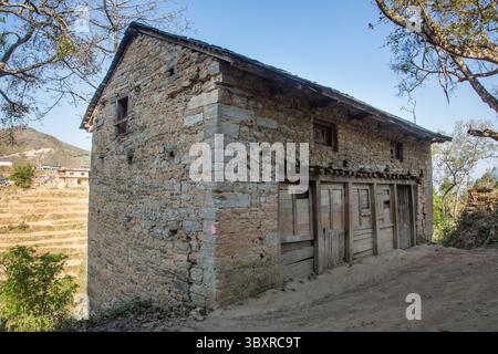 31. März 2013, Bandipur, Provinz Gandaki, Nepal: Ein verlassenes altes traditionelles Bauernhaus im Dorf Newari in Bandipur, Nepal. (Kreditbild: © Jon G. Fuller/VW Pics via ZUMA Press Wire) Stockfoto