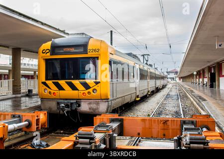 Züge an Bahnsteigen im Bahnhof Santa Apolonia, der älteste Bahnhof in Lissabon, sao Vicente, Lissabon, Portugal. Stockfoto