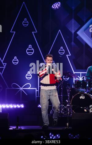 30. November 2021, Dallas Ft. Worth, TX, USA: FORT WORTH, TEXAS - NOVEMBER 30: Bazzi tritt auf der Bühne während des iHeartRadio 106,1 KISS FM's Jingle Ball 2021 auf, der am 30. November 2021 in Fort Worth, Texas von Capital One präsentiert wurde. (Kreditbild: © imageSPACE via ZUMA Press Wire) Stockfoto