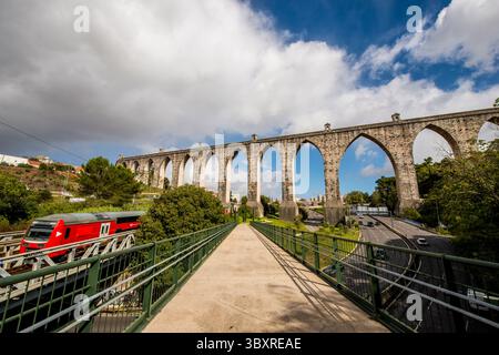 Aguas Livres Aquädukt oder Aquädukt der Freien Gewässer, Alcantara-Tal, Lissabon, Portugal. Stockfoto