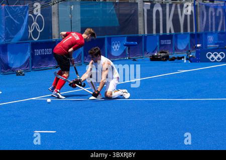 29. Juli 2021: Floris Frederik van Sohn (1) aus Kanada versucht, im Oi Hockey Stadium in Tokio 2020 gegen den belgischen Verteidiger Arthur Anne-Marie Thierry de Sloover (23) von (23) zu gewinnen. Daniel Lea/CSM}(Kreditbild: &Copy; Daniel Lea/CSM via ZUMA Wire) Stockfoto