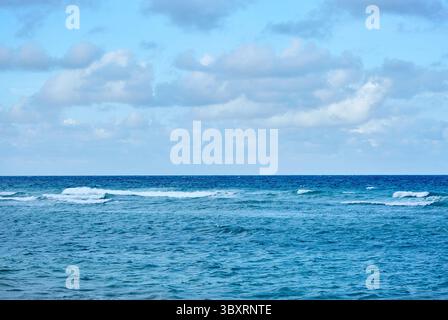 Blue Sky und Small Ocean Waves on the Horizon Stockfoto