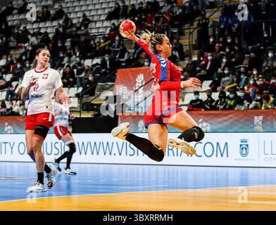 3. Dezember 2021, LLIRIA, VALENCIA, SPANIEN: Andela Janjusevic von Serbien im Einsatz während der 25. Handball-Weltmeisterschaft der Frauen in der Vorrunde im Spiel zwischen Serbien und Polen im Pavillon Pla de L'Arc in Lliria, Valencia. Dezember 2021, Valencia, Spanien (Foto: © Ivan Terron/AFP7 via ZUMA Press Wire) Stockfoto
