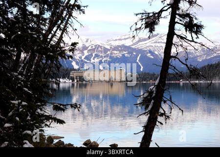 5. Oktober 2018, Lake Louise, Alberta, Kanada: Das imposante Chateau Lake Louise liegt am äußersten Ende des Lake Louise, eingerahmt von schroffen Evergeens an der ruhigen Küste des Sees in Alberta, Kanada. (Kreditbild: © Chuck David / Vwpics/VW Pics via ZUMA Press Wire) Stockfoto