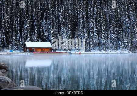 6. Oktober 2018, Lake Louise, Alberta, Kanada: Eine kleine Holzhütte umhüllt von Evergreens am ruhigen Ufer des Lake Louise vermietet Canoes, Alberta, Kanada. (Kreditbild: © Chuck David / Vwpics/VW Pics via ZUMA Press Wire) Stockfoto