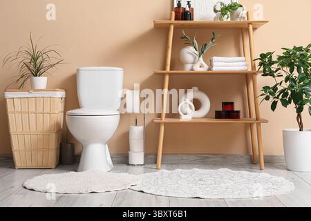 Innenseite der Toilette mit Toilettenschüssel, Regalschrank und Wäschekorb Stockfoto