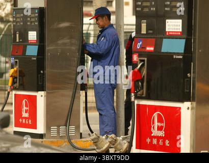 27. April 2006, PEKING, CHINA: An einer Tankstelle in Peking, 27. April 2006, wartet auf Autos. Chinas hoher Energieverbrauch hat weitverbreitete Besorgnis ausgelöst. Laut einer nationalen Leitlinie, die 2004 von der Nationalen Entwicklungs- und Reformkommission (NDRC) veröffentlicht wurde, lag der Energieverbrauch Chinas im Jahr 2002 3,1-mal so hoch wie der weltweite Durchschnitt pro BIP-Einheit. Wenn es um Erdöl geht, könnten die USA und China bald zu Wettbewerbern bei der Versorgung werden. Die Vereinigten Staaten sind heute der größte Ölkonsument der Welt, aber China hat die weltweit schnellste Wachstumsrate des Ölverbrauchs. (C Stockfoto
