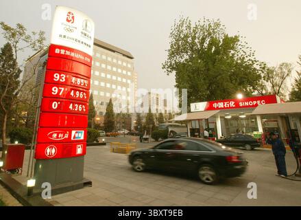 27. April 2006, PEKING, CHINA: An einer Tankstelle in Peking, 27. April 2006, wartet auf Autos. Chinas hoher Energieverbrauch hat weitverbreitete Besorgnis ausgelöst. Laut einer nationalen Leitlinie, die 2004 von der Nationalen Entwicklungs- und Reformkommission (NDRC) veröffentlicht wurde, lag der Energieverbrauch Chinas im Jahr 2002 3,1-mal so hoch wie der weltweite Durchschnitt pro BIP-Einheit. Wenn es um Erdöl geht, könnten die USA und China bald zu Wettbewerbern bei der Versorgung werden. Die Vereinigten Staaten sind heute der größte Ölkonsument der Welt, aber China hat die weltweit schnellste Wachstumsrate des Ölverbrauchs. (C Stockfoto