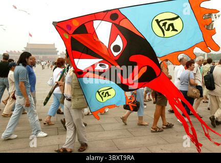 14. August 2006, PEKING, CHINA: Ein Chinese versucht, einen riesigen Drachen der Peking-Oper auf dem Platz des Himmlischen Friedens in Peking zu verkaufen, 14. August 2006. Große Drachen dürfen jetzt nicht mehr auf dem Platz geflogen werden. Amnesty International hat den ehemaligen chinesischen Präsidenten Jiang Zemin und jetzt Präsident Hu Jintao aufgefordert, alle freizulassen, die noch immer wegen der Proteste während des Massakers auf dem Platz des Himmlischen Friedens inhaftiert sind. Chinas ehemaliger Premierminister Zhu Rongji schloss eine solche Neubewertung der Niederschlagung des Himmlischen Friedens 1989 aus, als er im März sein Amt antrat. (Bild: © Stephen Shaver/ZUMA Press Wire) Stockfoto