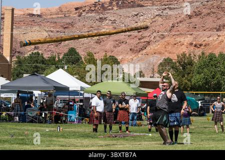 18. September 2021, Moab, Utah, Vereinigte Staaten: Ein Wettbewerber wirft den Kaber bei einem Wettbewerb auf einem schottischen Festival in Utah. (Kreditbild: © Jon G. Fuller/VW Pics via ZUMA Press Wire) Stockfoto