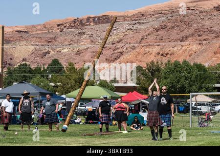 18. September 2021, Moab, Utah, Vereinigte Staaten: Ein Wettbewerber wirft den Kaber bei einem Wettbewerb auf einem schottischen Festival in Utah. (Kreditbild: © Jon G. Fuller/VW Pics via ZUMA Press Wire) Stockfoto