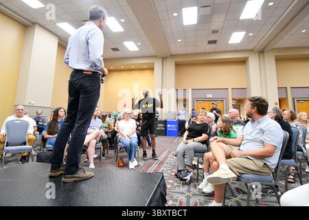 Philadelphia, Usa. Juli 2025. Der ehemalige US-Repräsentant Beto O'Rourke hört zu, als ein Mitglied des Publikums während eines Stadthauses in Philadelphia, PA, USA, am 18. Juli 2024 ein Thema aufwirft. (Foto: Bastiaan Slabbers/SIPA USA) Credit: SIPA USA/Alamy Live News Stockfoto