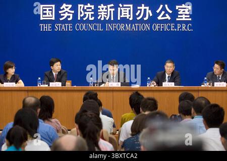 Juli 2007, PEKING, CHINA: (von links nach rechts) Yan Jianying, Stellvertretender Direktor, Abteilung für Politik und Vorschriften, staatliche Lebensmittelbehörde und Arzneimittelbehörde (SFDA), Wu Jianping, Generaldirektor, Abteilung für Lebensmittelüberwachung, Allgemeine Verwaltung für Qualitätsüberwachung, Inspektion und Quarantäne (AQSIQ), Lin Wei, Stellvertretender Generaldirektor, Büro für Import und Export Lebensmittelsicherheit, AQSIQ, Sun Wenxu, Counsel und Stellvertretender Generaldirektor des Verbraucherschutzbüros für Industrie und Handel, Generaldirektor des Gesundheitsinspektion Stockfoto