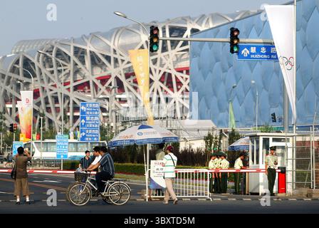 29. Juli 2008, PEKING, CHINA: Soldaten bemannen einen Sicherheitskontrollpunkt und Zugang zum Olympischen Grün in der Nähe des chinesischen Olympischen Nationalstadions, auch bekannt als Vogelnest, und Chinas Olympisches Nationalen Wasserzentrum, auch bekannt als Wasserwürfel, am 29. Juli 2008 in Peking. (Bild: © Stephen Shaver/ZUMA Press Wire) Stockfoto