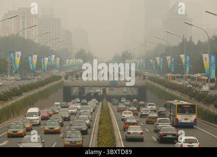 6. August 2008, PEKING, CHINA: Schwerer Verkehr kriecht langsam entlang einer Hauptverkehrsstraße, während dichter Smog über Peking hängt, 06. Juli 2008. (Bild: © Stephen Shaver/ZUMA Press Wire) Stockfoto