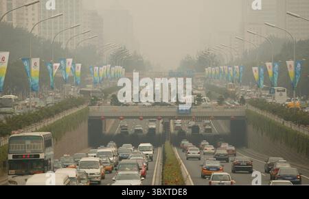 6. August 2008, PEKING, CHINA: Schwerer Verkehr kriecht langsam entlang einer Hauptverkehrsstraße, während dichter Smog über Peking hängt, 06. Juli 2008. (Bild: © Stephen Shaver/ZUMA Press Wire) Stockfoto