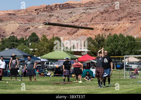 18. September 2021, Moab, Utah, Vereinigte Staaten: Ein Wettbewerber wirft den Kaber bei einem Wettbewerb auf einem schottischen Festival in Utah. (Kreditbild: © Jon G. Fuller/VW Pics via ZUMA Press Wire) Stockfoto